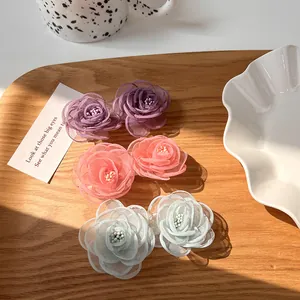 Trois paires de pinces à cheveux camélia en organza rose bleu et violet avec perles