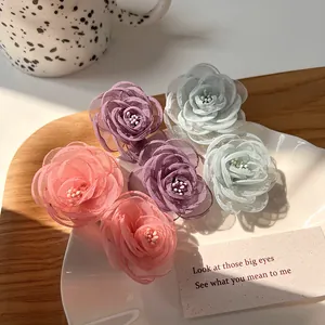 Lot de cinq pinces à cheveux camélia en tulle faites à la main en rose, violet et bleu