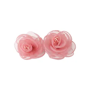 Paire de pinces à cheveux camélia en tulle rose clair avec pétales multicouches
