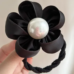 Chouchou camélia noir fait main avec grande perle blanche et cordelette élastique