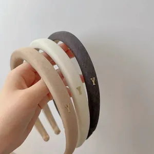 Trois serre-têtes larges en peluche kaki, beige et gris avec détail lettre Y dorée