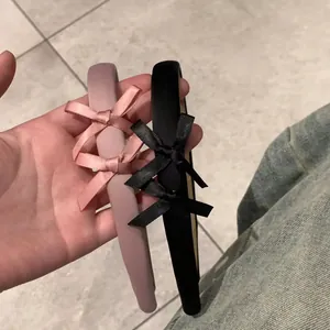 Serre-têtes élégants avec nœuds en soie rose et noir pour un accessoire cheveux doux