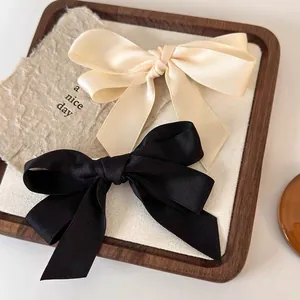 Elegante handgemachte Haarklammern mit Schleife aus Satin in Schwarz und Creme-Weiß