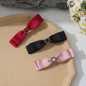 Dreiteiliges Satin-Schleifen-Haarspangen-Set in Rot, Schwarz und Rosa mit glitzernden Kristallen