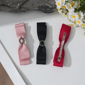 Dreiteiliges Set Satin-Schleifen-Haarspangen mit Strasssteinen in Rosa, Schwarz und Rot