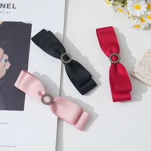 Dreiteiliges Set aus Satin-Haarspangen in Schwarz, Rot und Rosa mit Strassverzierung