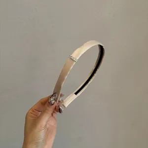 Serre-tête élégant en satin beige avec strass brillants et doublure antidérapante