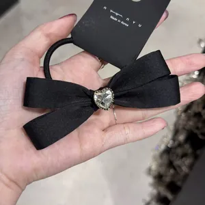Elegante elastico per capelli in raso nero con fiocco e cristallo a forma di cuore