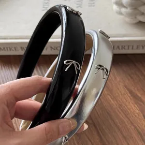 Serre-tête élégant en cuir PU avec nœud métallique argenté pour un look chic et raffiné