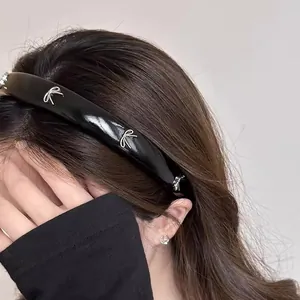 Serre-tête élégant en cuir PU pour femmes avec accents de nœuds en métal argenté