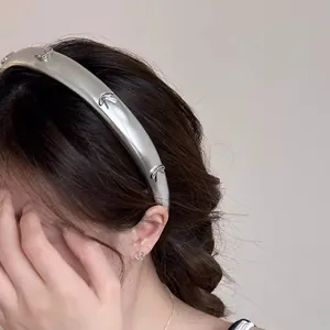 Serre-tête chic en cuir PU argenté avec petits nœuds métalliques pour femme
