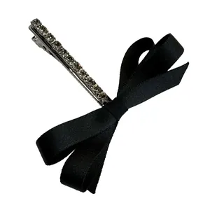 Elegante pinza para el cabello de satén negro con brillantes pedrería en base plateada
