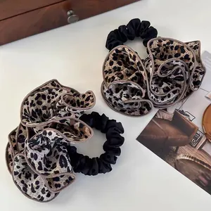 Deux chouchous oversize imprimé léopard avec design floral plissé pour femmes