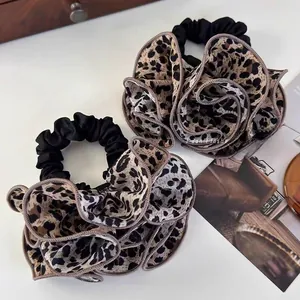 Détail de chouchous imprimé léopard avec texture plissée et haute élasticité
