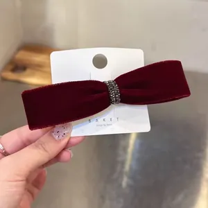 Elegante bordeauxrode fluwelen haarclip met strik en strass-steentjes voor dames