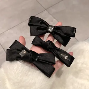 Drei minimalistische schwarze Satin-Schleifen-Haarspangen mit Strasssteinen für Damen