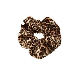 Chouchou élégant à imprimé léopard avec texture velours brillante pour femmes