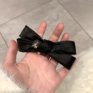 Eleganter schwarzer Satin-Haarclip mit Schleife und glitzernden Strasssteinen im Set