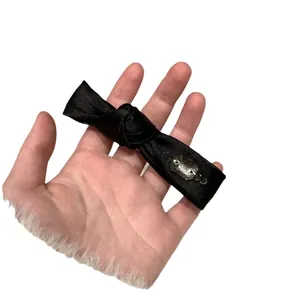 Eleganter schwarzer Satin-Haarclip mit glitzernden Strasssteinen für einen französischen Look