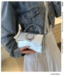 Détail du sac bandoulière argenté avec boucle lune chic et poignée supérieure