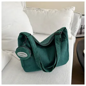 Sac bandoulière en velours côtelé vert avec pochette ronde, fourre-tout décontracté.