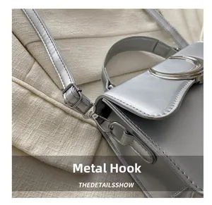 Détails du sac en cuir argenté montrant le crochet en métal et la boucle de lune