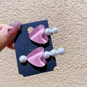 Elegante fermaglio coreano con cuore in resina rosa e perle bianche su metallo