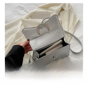 Détail de la capacité intérieure du petit sac bandoulière avec boucle demi-lune