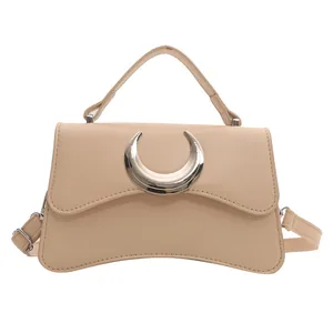Sac à bandoulière beige à texture litchi avec boucle lune et base incurvée élégante