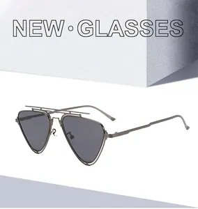 Détail de lunettes aviateur à double pont avec monture en métal argenté et verres triangle