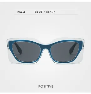 Vue de face de lunettes de soleil œil-de-chat carrées avec monture bleue et transparente
