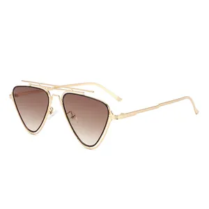 Lunettes de soleil rétro triangulaires avec monture dorée et verres marron dégradés