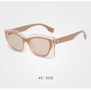 Vue détaillée de lunettes œil-de-chat montrant l'angle de 45 degrés et la monture
