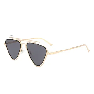 Lunettes aviateur avec monture dorée à double pont et verres triangulaires gris foncé