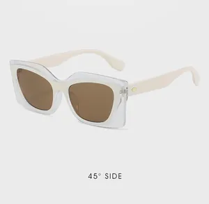 Détail de lunettes de soleil œil-de-chat à double couche avec accents dorés sur les branches