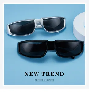 Trendige geometrische Sonnenbrille in Silber und Schwarz auf hellblauem Hintergrund