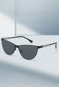 Gros plan de lunettes de soleil œil-de-chat avec monture métallique ajourée