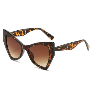 Retro cat-eye tortoiseshell sunglasses with brown gradient lenses for a stylish look