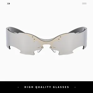 Détail de lunettes de soleil cyberpunk argentées avec décorations d'ailes de chauve-souris