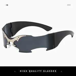 Détail de l'ornement de flamme en métal argenté et rivets sur lunettes cyberpunk enveloppantes