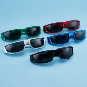 Draufsicht auf Sport-Sonnenbrillen in fünf kräftigen Farben mit Metallic-Finish