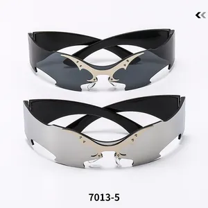 Détails des lunettes de soleil Y2K cyberpunk avec pont de nez métallique et rivets décoratifs