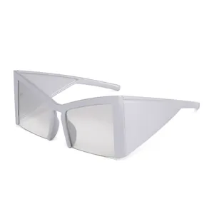 Gafas de sol geométricas futuristas Y2K con montura plateada y diseño vanguardista