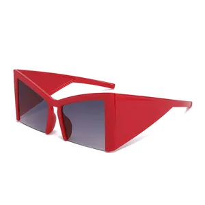 Gafas de sol Y2K rojas montura triangular futurista con lentes gris oscuro