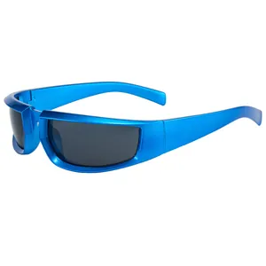 Modische metallisch blaue Sport-Radbrille mit dunkelgrauen Gläsern und windfestem Design