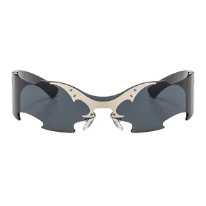 Lunettes de soleil Y2K cyberpunk sans monture avec décor d'aile de chauve-souris argent