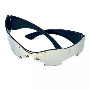 Lunettes de soleil futuristes enveloppantes à effet miroir argenté et rivets dorés