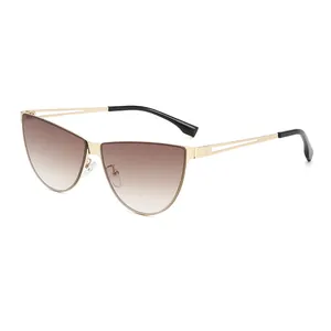 Lunettes de soleil œil de chat chic avec monture dorée et verres dégradés marron