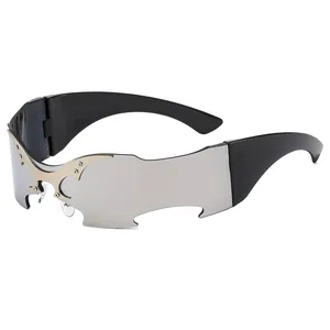 Lunettes de soleil cyberpunk argentées futuristes avec détails de rivets métalliques