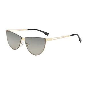 Chic lunettes de soleil œil de chat monture dorée évidée et verres gris dégradés